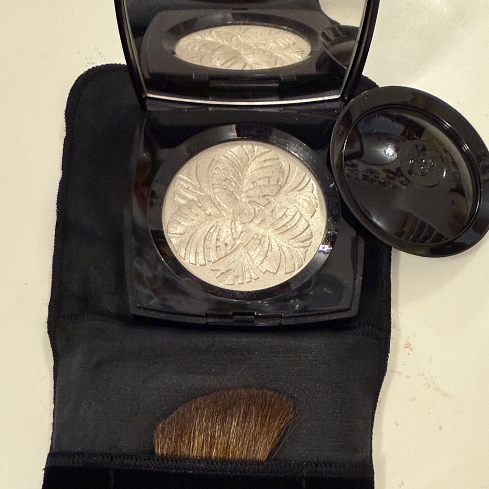 CHANEL Radiant Silver Highlighter